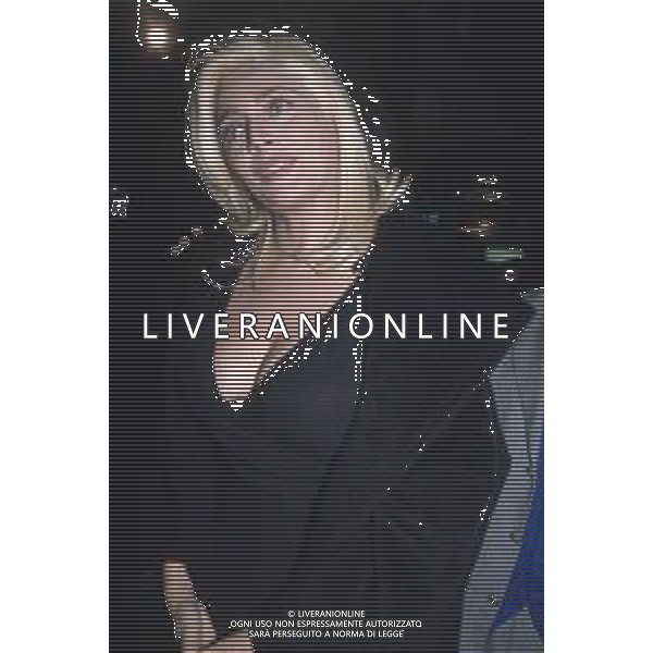 DIAP-RETROSPETTIVA MARA VENIER PRESENTATRICE TELEVISIVA E ATTRICE NELLA FOTO MARA VENIER A SANREMO PER IL DOPO FESTIVAL DELLA CANZONE ITALIANA NELL\'ANNO 1995 AG ALDO LIVERANI SAS
