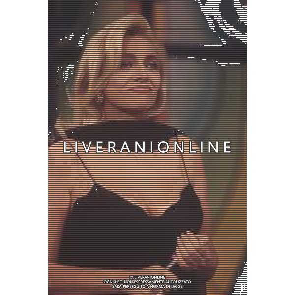 DIAP-RETROSPETTIVA MARA VENIER PRESENTATRICE TELEVISIVA E ATTRICE NELLA FOTO MARA VENIER A SANREMO PER IL DOPO FESTIVAL DELLA CANZONE ITALIANA NELL\'ANNO 1995 AG ALDO LIVERANI SAS