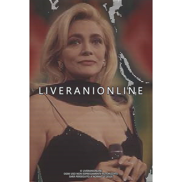 DIAP-RETROSPETTIVA MARA VENIER PRESENTATRICE TELEVISIVA E ATTRICE NELLA FOTO MARA VENIER A SANREMO PER IL DOPO FESTIVAL DELLA CANZONE ITALIANA NELL\'ANNO 1995 AG ALDO LIVERANI SAS