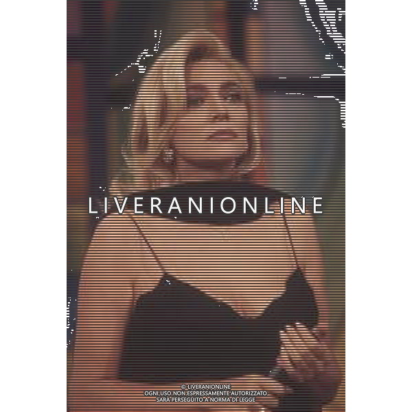 DIAP-RETROSPETTIVA MARA VENIER PRESENTATRICE TELEVISIVA E ATTRICE NELLA FOTO MARA VENIER A SANREMO PER IL DOPO FESTIVAL DELLA CANZONE ITALIANA NELL\'ANNO 1995 AG ALDO LIVERANI SAS