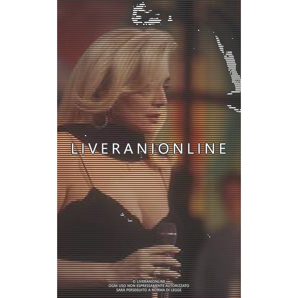 DIAP-RETROSPETTIVA MARA VENIER PRESENTATRICE TELEVISIVA E ATTRICE NELLA FOTO MARA VENIER A SANREMO PER IL DOPO FESTIVAL DELLA CANZONE ITALIANA NELL\'ANNO 1995 AG ALDO LIVERANI SAS