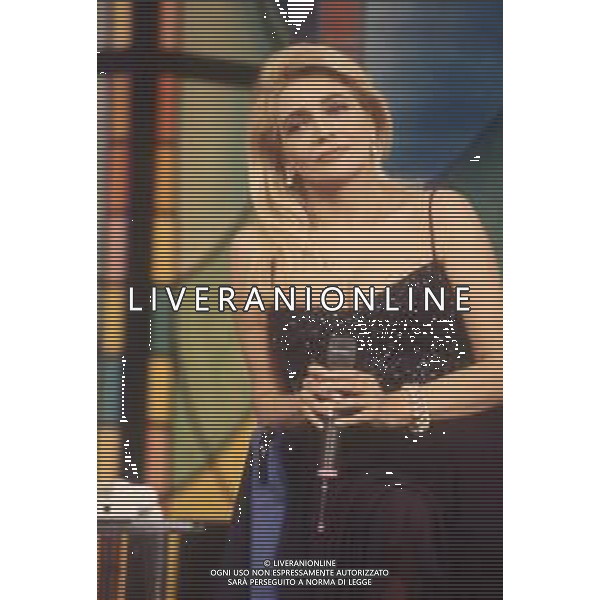DIAP-RETROSPETTIVA MARA VENIER PRESENTATRICE TELEVISIVA E ATTRICE NELLA FOTO MARA VENIER A SANREMO PER IL DOPO FESTIVAL DELLA CANZONE ITALIANA NELL\'ANNO 1995 AG ALDO LIVERANI SAS