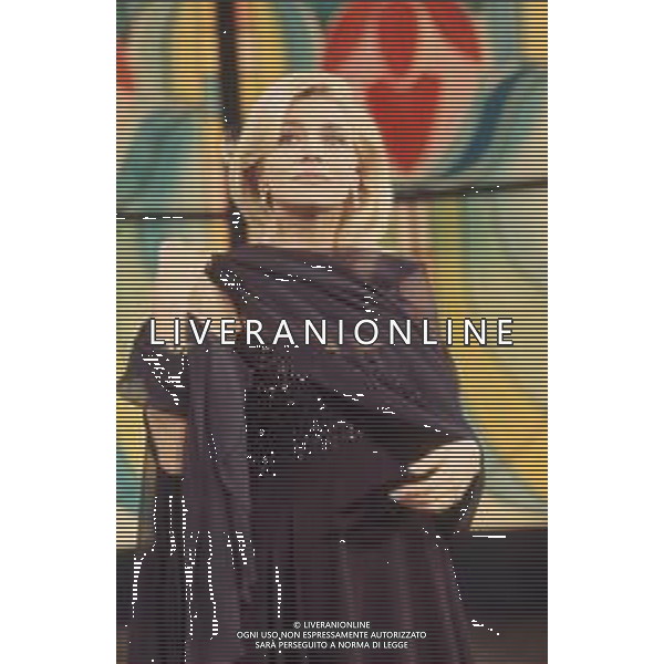 DIAP-RETROSPETTIVA MARA VENIER PRESENTATRICE TELEVISIVA E ATTRICE NELLA FOTO MARA VENIER A SANREMO PER IL DOPO FESTIVAL DELLA CANZONE ITALIANA NELL\'ANNO 1995 AG ALDO LIVERANI SAS