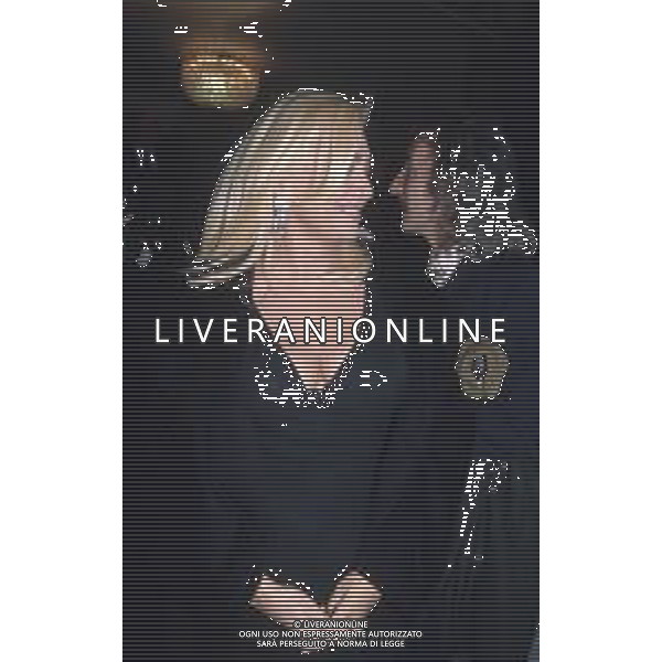 DIAP-RETROSPETTIVA MARA VENIER PRESENTATRICE TELEVISIVA E ATTRICE NELLA FOTO MARA VENIER A SANREMO PER IL DOPO FESTIVAL DELLA CANZONE ITALIANA NELL\'ANNO 1995 AG ALDO LIVERANI SAS