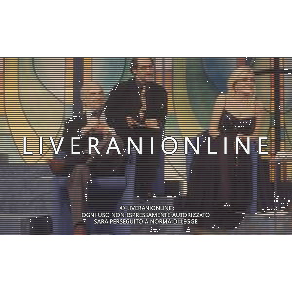 DIAP-RETROSPETTIVA MARA VENIER PRESENTATRICE TELEVISIVA E ATTRICE NELLA FOTO MARA VENIER CON SANDRO CIOTTI E ROCCO D\'AGOSTINO A SANREMO PER IL DOPO FESTIVAL DELLA CANZONE ITALIANA NELL\'ANNO 1995 AG ALDO LIVERANI SAS