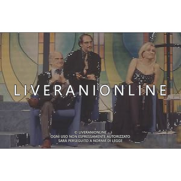 DIAP-RETROSPETTIVA MARA VENIER PRESENTATRICE TELEVISIVA E ATTRICE NELLA FOTO MARA VENIER CON SANDRO CIOTTI E ROCCO D\'AGOSTINO A SANREMO PER IL DOPO FESTIVAL DELLA CANZONE ITALIANA NELL\'ANNO 1995 AG ALDO LIVERANI SAS