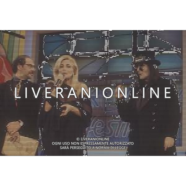 DIAP-RETROSPETTIVA MARA VENIER PRESENTATRICE TELEVISIVA E ATTRICE NELLA FOTO MARA VENIER CON RENATO ZERO E ROCCO D\'AGOSTINO A SANREMO PER IL DOPO FESTIVAL DELLA CANZONE ITALIANA NELL\'ANNO 1995 AG ALDO LIVERANI SAS
