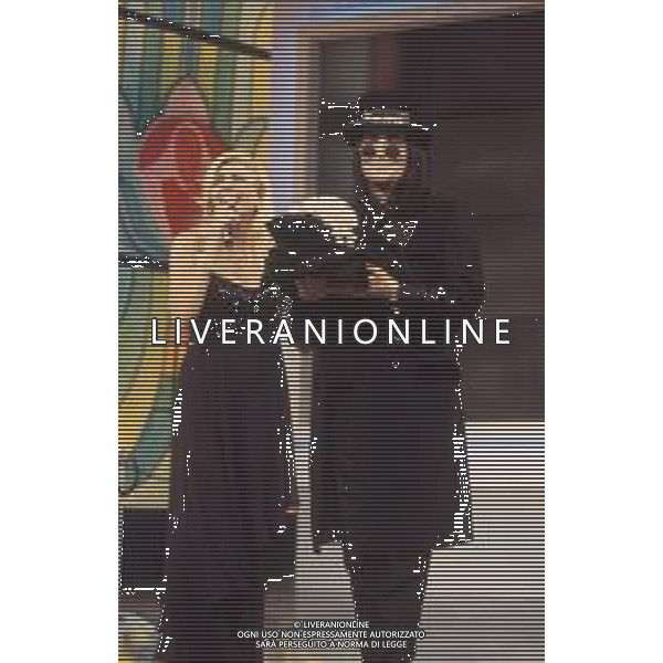 DIAP-RETROSPETTIVA MARA VENIER PRESENTATRICE TELEVISIVA E ATTRICE NELLA FOTO MARA VENIER CON RENATO ZERO A SANREMO PER IL DOPO FESTIVAL DELLA CANZONE ITALIANA NELL\'ANNO 1995 AG ALDO LIVERANI SAS