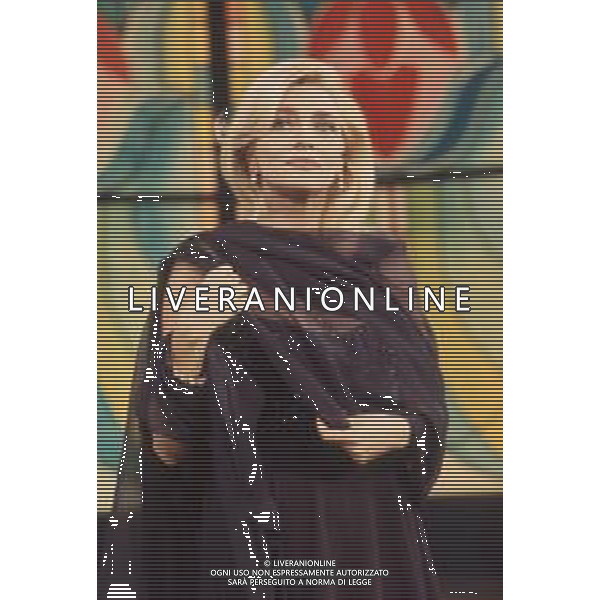 DIAP-RETROSPETTIVA MARA VENIER PRESENTATRICE TELEVISIVA E ATTRICE NELLA FOTO MARA VENIER A SANREMO PER IL DOPO FESTIVAL DELLA CANZONE ITALIANA NELL\'ANNO 1995 AG ALDO LIVERANI SAS