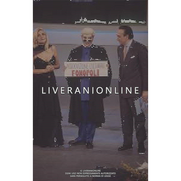 DIAP-RETROSPETTIVA MARA VENIER PRESENTATRICE TELEVISIVA E ATTRICE NELLA FOTO MARA VENIER CON RENATO ZERO E PIPPO BAUDO A SANREMO PER IL DOPO FESTIVAL DELLA CANZONE ITALIANA NELL\'ANNO 1995 AG ALDO LIVERANI SAS