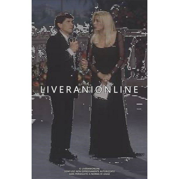 DIAP-RETROSPETTIVA MARA VENIER PRESENTATRICE TELEVISIVA E ATTRICE NELLA FOTO MARA VENIER CON GIANNI MORANDI A SANREMO PER IL DOPO FESTIVAL DELLA CANZONE ITALIANA NELL\'ANNO 1995 AG ALDO LIVERANI SAS