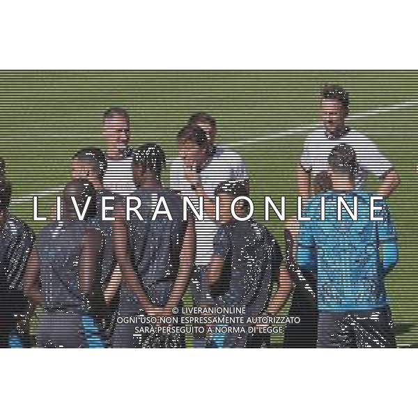 DIMARO 17.07.2025 RITIRO PRECAMPIONATO NAPOLI PRIMO ALLENAMENTO NELLA FOTO: ANTONIO CONTE PARLA ALLA SQUADRA FOTO MOSCA/AG. ALDO LIVERANI- AGENZIA ALDO LIVERANI SAS