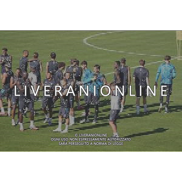 DIMARO 17.07.2025 RITIRO PRECAMPIONATO NAPOLI PRIMO ALLENAMENTO NELLA FOTO: ANTONIO CONTE E LA SQUADRA SALUTANO I TIFOSI FOTO MOSCA/AG. ALDO LIVERANI- AGENZIA ALDO LIVERANI SAS
