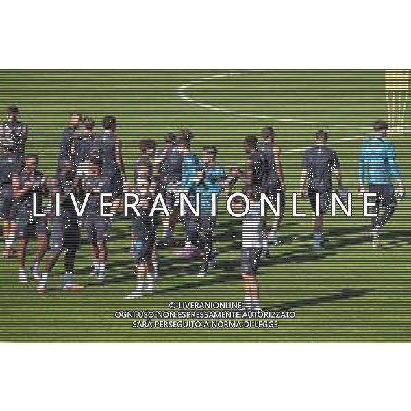 DIMARO 17.07.2025 RITIRO PRECAMPIONATO NAPOLI PRIMO ALLENAMENTO NELLA FOTO: ANTONIO CONTE E LA SQUADRA SALUTANO I TIFOSI FOTO MOSCA/AG. ALDO LIVERANI- AGENZIA ALDO LIVERANI SAS