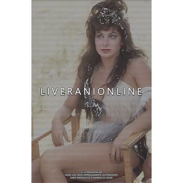DIAP-RETROSPETTIVA RAIMONDO VIANELLO ATTORE NELLA FOTO RAIMONDO VIANELLO A ROMA SUL SET CON CARMEN RUSSO NELL\'ANNO 1979 FOTO EDGARDO DELLA SCORCIOSA-AG ALDO LIVERANI SAS