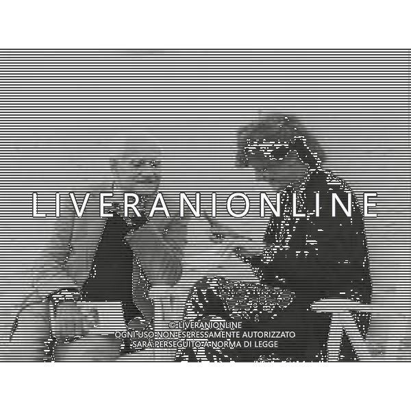 ST-RETROSPETTIVA ALBERTO MORAVIA SCRITTORE NELLA FOTO ALBERTO MORAVIA E ELSA MORANTE A VENEZIA NELL\'ANNO 1981 FOTO FRANCO CAVASSI-AG ALDO LIVERANI SAS