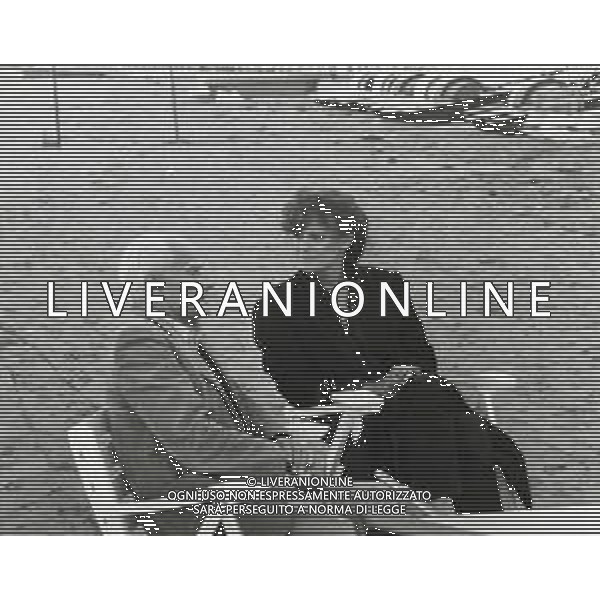 ST-RETROSPETTIVA ALBERTO MORAVIA SCRITTORE NELLA FOTO ALBERTO MORAVIA E ELSA MORANTE A VENEZIA NELL\'ANNO 1981 FOTO FRANCO CAVASSI-AG ALDO LIVERANI SAS