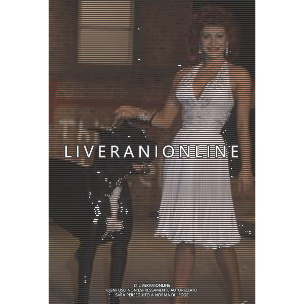 DIAP-RETROSPETTIVA CARMEN RUSSO ATTRICE E BALLERINA NELLA FOTO CARMEN RUSSO NELL\'ANNO 1984 NELLA TRASMISSIONE TELEVISIVA “ DRIVE IN“ AG ALDO LIVERANI SAS 