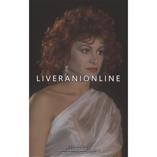 DIAP-RETROSPETTIVA CARMEN RUSSO ATTRICE E BALLERINA NELLA FOTO CARMEN RUSSO NELL\'ANNO 1984 NELLA TRASMISSIONE TELEVISIVA “ DRIVE IN“ AG ALDO LIVERANI SAS 