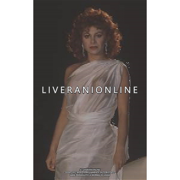 DIAP-RETROSPETTIVA CARMEN RUSSO ATTRICE E BALLERINA NELLA FOTO CARMEN RUSSO NELL\'ANNO 1984 NELLA TRASMISSIONE TELEVISIVA “ DRIVE IN“ AG ALDO LIVERANI SAS 