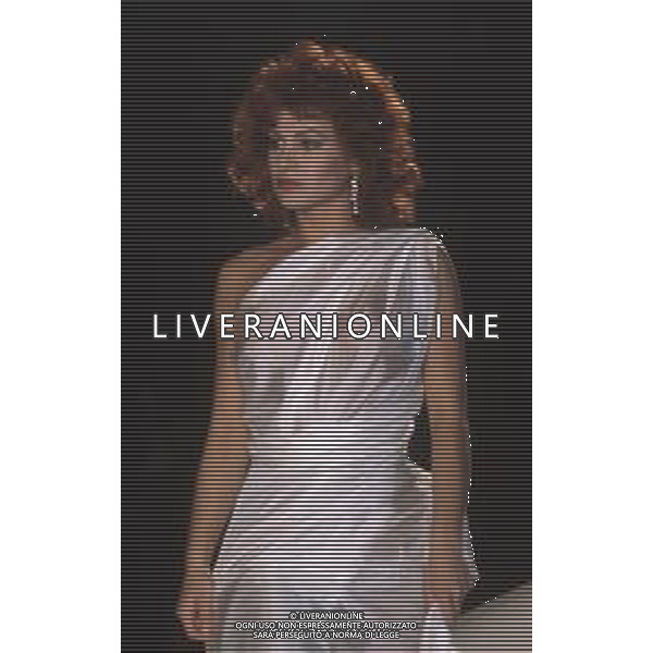 DIAP-RETROSPETTIVA CARMEN RUSSO ATTRICE E BALLERINA NELLA FOTO CARMEN RUSSO NELL\'ANNO 1984 NELLA TRASMISSIONE TELEVISIVA “ DRIVE IN“ AG ALDO LIVERANI SAS 