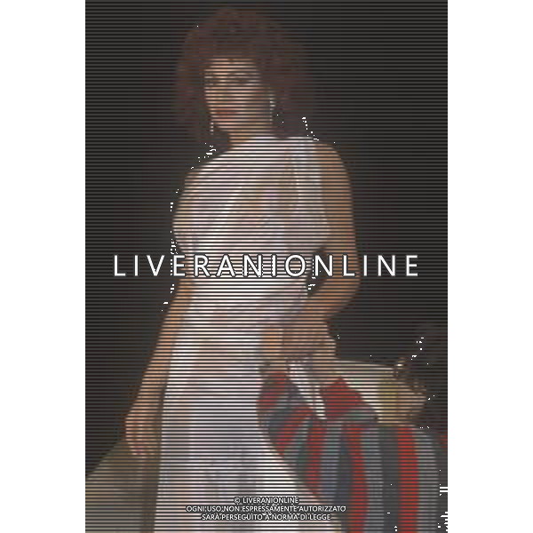 DIAP-RETROSPETTIVA CARMEN RUSSO ATTRICE E BALLERINA NELLA FOTO CARMEN RUSSO NELL\'ANNO 1984 NELLA TRASMISSIONE TELEVISIVA “ DRIVE IN“ AG ALDO LIVERANI SAS 