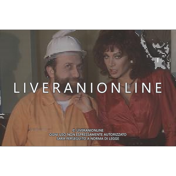 DIAP-RETROSPETTIVA CARMEN RUSSO ATTRICE E BALLERINA NELLA FOTO CARMEN RUSSO CON ENRICO BERUSCHI NELL\'ANNO 1984 NELLA TRASMISSIONE TELEVISIVA “ DRIVE IN“  AG ALDO LIVERANI SAS