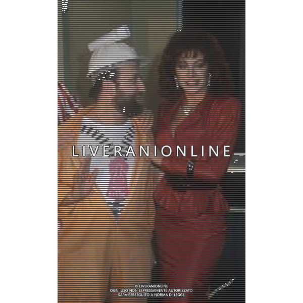 DIAP-RETROSPETTIVA CARMEN RUSSO ATTRICE E BALLERINA NELLA FOTO CARMEN RUSSO CON ENRICO BERUSCHI NELL\'ANNO 1984 NELLA TRASMISSIONE TELEVISIVA “ DRIVE IN“  AG ALDO LIVERANI SAS