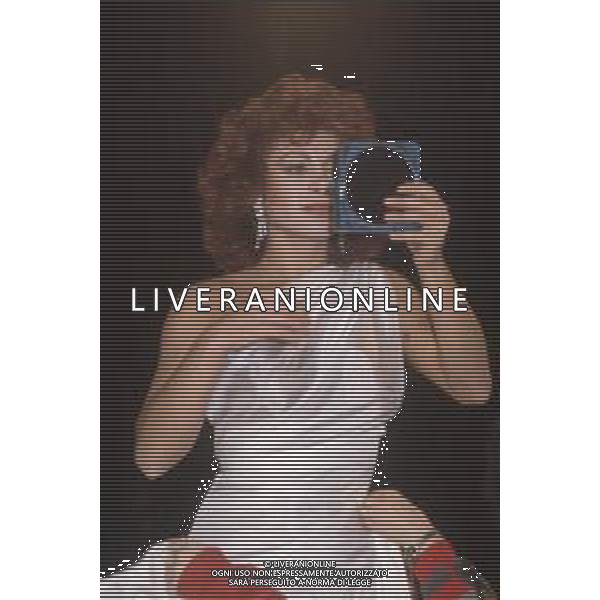 DIAP-RETROSPETTIVA CARMEN RUSSO ATTRICE E BALLERINA NELLA FOTO CARMEN RUSSO NELL\'ANNO 1984 NELLA TRASMISSIONE TELEVISIVA “ DRIVE IN“ AG ALDO LIVERANI SAS 