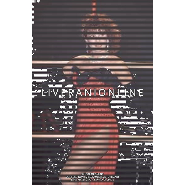 DIAP-RETROSPETTIVA CARMEN RUSSO ATTRICE E BALLERINA NELLA FOTO CARMEN RUSSO NELL\'ANNO 1984 NELLA TRASMISSIONE TELEVISIVA “ DRIVE IN“ AG ALDO LIVERANI SAS 
