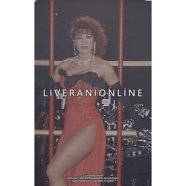 DIAP-RETROSPETTIVA CARMEN RUSSO ATTRICE E BALLERINA NELLA FOTO CARMEN RUSSO NELL\'ANNO 1984 NELLA TRASMISSIONE TELEVISIVA “ DRIVE IN“ AG ALDO LIVERANI SAS 