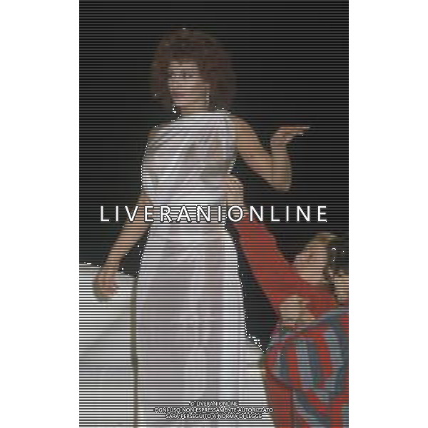 DIAP-RETROSPETTIVA CARMEN RUSSO ATTRICE E BALLERINA NELLA FOTO CARMEN RUSSO NELL\'ANNO 1984 NELLA TRASMISSIONE TELEVISIVA “ DRIVE IN“ AG ALDO LIVERANI SAS 