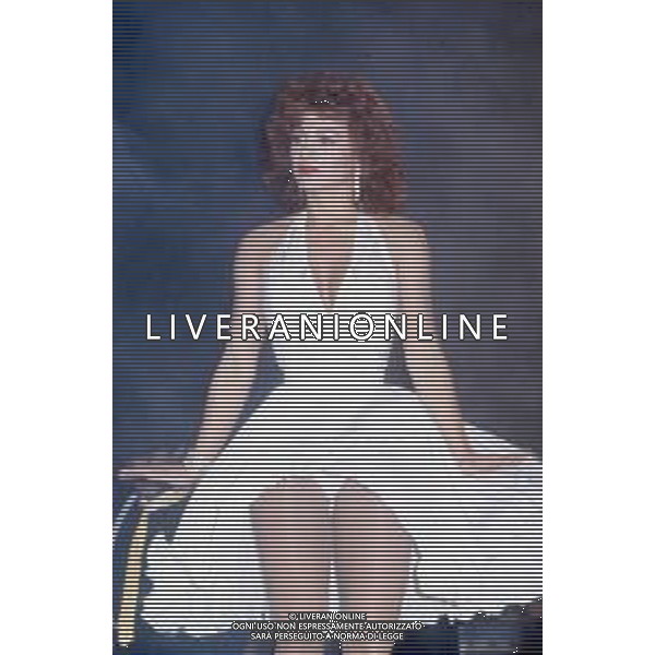 DIAP-RETROSPETTIVA CARMEN RUSSO ATTRICE E BALLERINA NELLA FOTO CARMEN RUSSO NELL\'ANNO 1984 NELLA TRASMISSIONE TELEVISIVA “ DRIVE IN“ AG ALDO LIVERANI SAS 