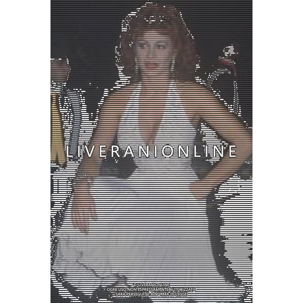 DIAP-RETROSPETTIVA CARMEN RUSSO ATTRICE E BALLERINA NELLA FOTO CARMEN RUSSO NELL\'ANNO 1984 NELLA TRASMISSIONE TELEVISIVA “ DRIVE IN“ AG ALDO LIVERANI SAS 