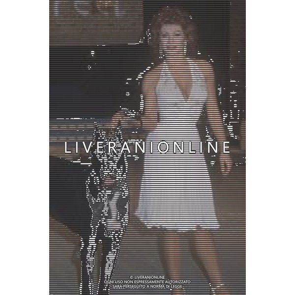 DIAP-RETROSPETTIVA CARMEN RUSSO ATTRICE E BALLERINA NELLA FOTO CARMEN RUSSO NELL\'ANNO 1984 NELLA TRASMISSIONE TELEVISIVA “ DRIVE IN“ AG ALDO LIVERANI SAS 