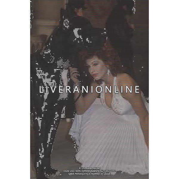DIAP-RETROSPETTIVA CARMEN RUSSO ATTRICE E BALLERINA NELLA FOTO CARMEN RUSSO NELL\'ANNO 1984 NELLA TRASMISSIONE TELEVISIVA “ DRIVE IN“ AG ALDO LIVERANI SAS 