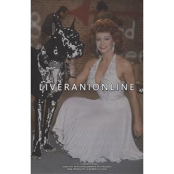 DIAP-RETROSPETTIVA CARMEN RUSSO ATTRICE E BALLERINA NELLA FOTO CARMEN RUSSO NELL\'ANNO 1984 NELLA TRASMISSIONE TELEVISIVA “ DRIVE IN“ AG ALDO LIVERANI SAS 