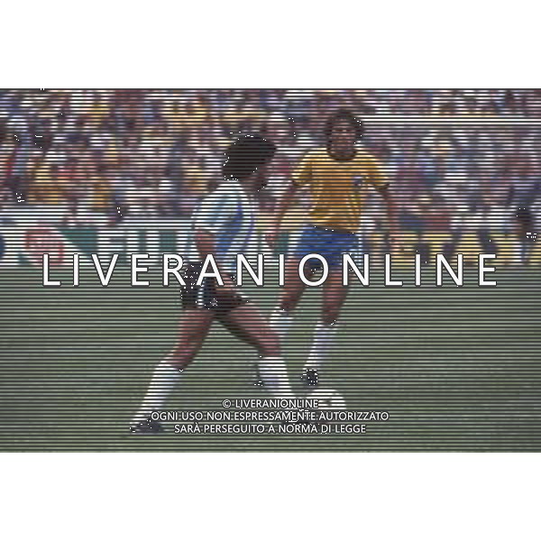 DIAP-RETROSPETTIVA DIEGO ARMANDO MARADONA CALCIATORE NELLA FOTO DIEGO ARMANDO MARADONA AI MONDIALI DI SPAGNA 1982 E ZICO FOTO ENRICO LIVERANI -AG ALDO LIVERANI SAS