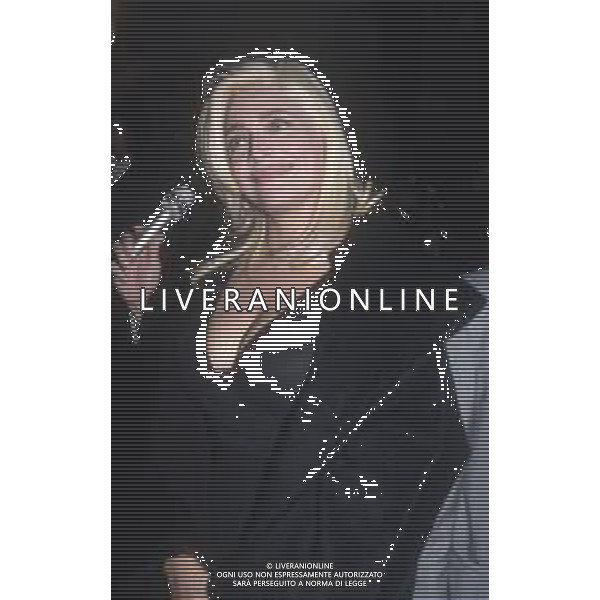 DIAP-RETROSPETTIVA MARA VENIER PRESENTATRICE TELEVISIVA E ATTRICE NELLA FOTO MARA VENIER A SANREMO PER IL DOPO FESTIVAL DELLA CANZONE ITALIANA NELL\'ANNO 1995 AG ALDO LIVERANI SAS