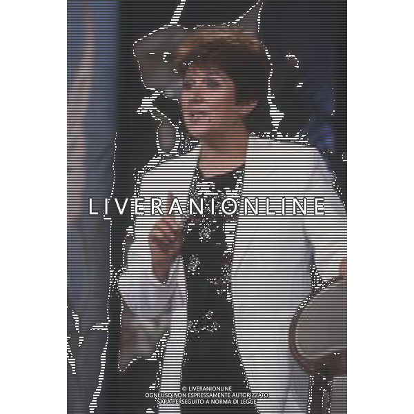 DIAP-RETROSPETTIVA ORIETTA BERTI CANTANTE NELLA FOTO ORIETTA BERTI OSPITE DELLA TRASMISSIONE TELEVISIVA “CIPRIA “ CONDOTTA DA ENZO TORTORA SU RETE 4 ANNO 1982 FOTO ENRICO LIVERANI-AG ALDO LIVERANI SAS 