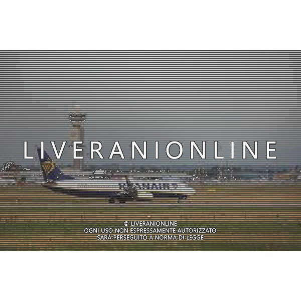 TVRCOR Aerei in partenza e in arrivo all’Aeroporto di Milano Malpensa (Ferno VA) 19-07-2025 Nella foto traffico aeroportuale e aereo Ryanair foto Roberta Corradin/ag. Aldo Liverani sas/AGENZIA ALDO LIVERANI SAS