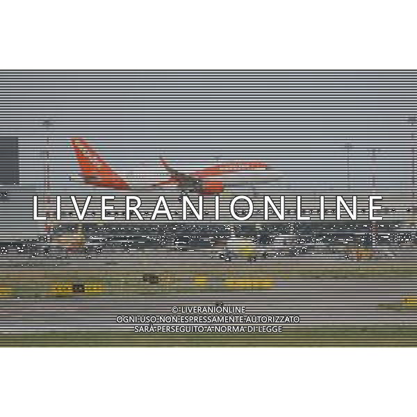 TVRCOR Aerei in partenza e in arrivo all’Aeroporto di Milano Malpensa (Ferno VA) 19-07-2025 Nella foto aereo easyJet in fase di atterraggio foto Roberta Corradin/ag. Aldo Liverani sas/AGENZIA ALDO LIVERANI SAS