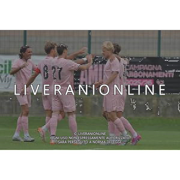 Chatillon (Ao) 20.07.2025 Stadio Brunod @Manuela Viganti /Ag. Aldo Liverani sas Amichevole Pre Campionato Serie B Palermo Fc vs Fc Paradiso Stagione2025/2026 Nella foto: esultanza palermo dopo il gol di pietro ceccaroni