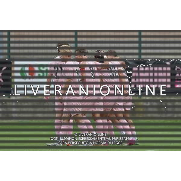 Chatillon (Ao) 20.07.2025 Stadio Brunod @Manuela Viganti /Ag. Aldo Liverani sas Amichevole Pre Campionato Serie B Palermo Fc vs Fc Paradiso Stagione2025/2026 Nella foto: esultanza palermo dopo il gol di pietro ceccaroni ©VIGANTI - AGENZIA ALDO LIVERANI SAS