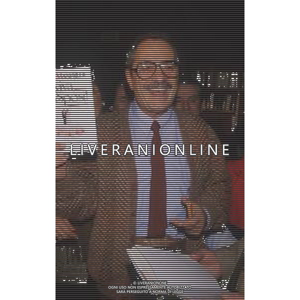 DIAP-RETROSPETTIVA NINO MANFEDI ATTORE NELLA FOTO NINO MANFREDI A MILANO NELL\'ANNO 1984 PRESENTA IL LIBRO “VIVA GLI SPOSI‘ AG ALDO LIVERANI SAS