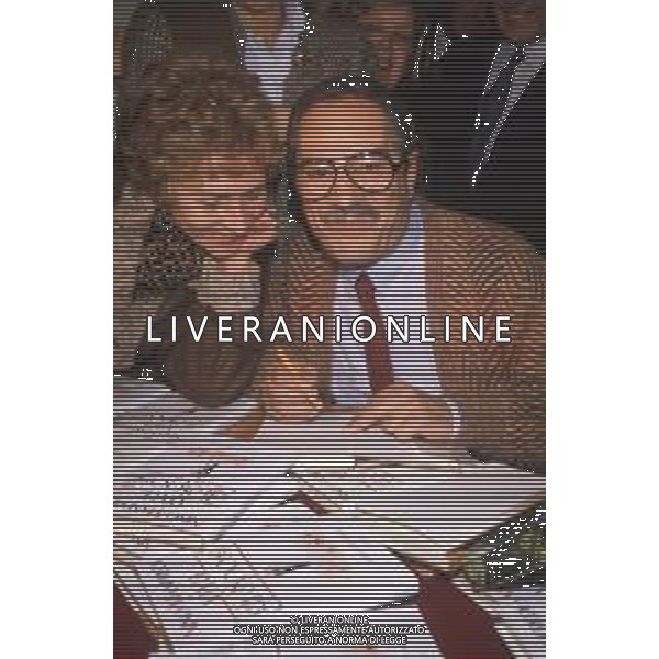 DIAP-RETROSPETTIVA NINO MANFEDI ATTORE NELLA FOTO NINO MANFREDI A MILANO NELL\'ANNO 1984 PRESENTA IL LIBRO “VIVA GLI SPOSI‘ AG ALDO LIVERANI SAS