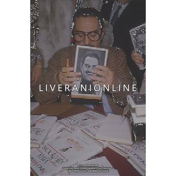 DIAP-RETROSPETTIVA NINO MANFEDI ATTORE NELLA FOTO NINO MANFREDI A MILANO NELL\'ANNO 1984 PRESENTA IL LIBRO “VIVA GLI SPOSI‘ AG ALDO LIVERANI SAS