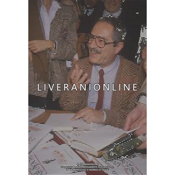 DIAP-RETROSPETTIVA NINO MANFEDI ATTORE NELLA FOTO NINO MANFREDI A MILANO NELL\'ANNO 1984 PRESENTA IL LIBRO “VIVA GLI SPOSI‘ AG ALDO LIVERANI SAS