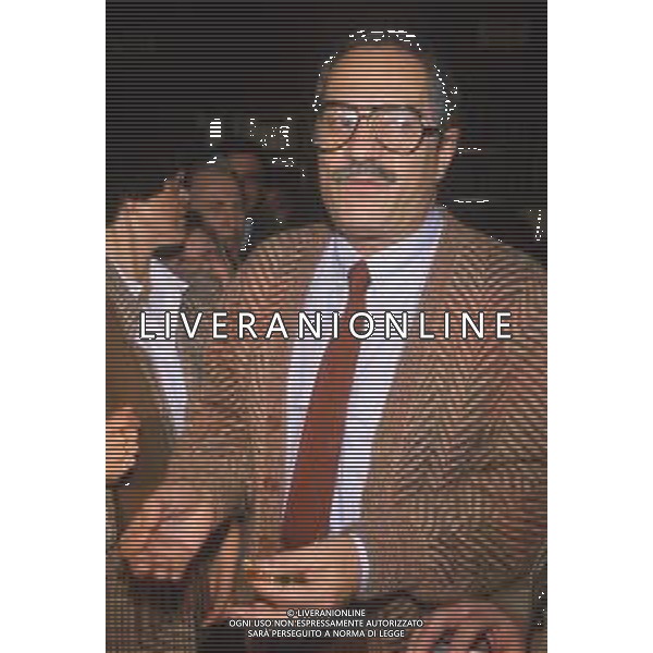 DIAP-RETROSPETTIVA NINO MANFEDI ATTORE NELLA FOTO NINO MANFREDI A MILANO NELL\'ANNO 1984 PRESENTA IL LIBRO “VIVA GLI SPOSI‘ AG ALDO LIVERANI SAS