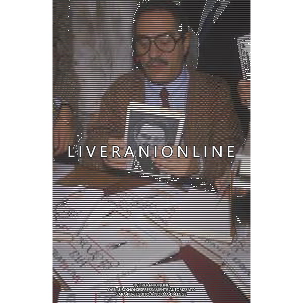 DIAP-RETROSPETTIVA NINO MANFEDI ATTORE NELLA FOTO NINO MANFREDI A MILANO NELL\'ANNO 1984 PRESENTA IL LIBRO “VIVA GLI SPOSI‘ AG ALDO LIVERANI SAS